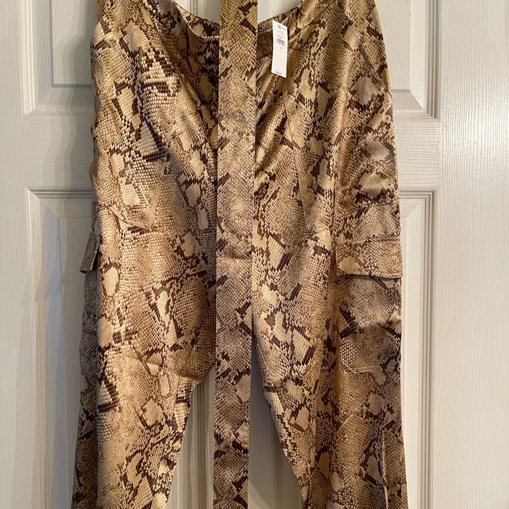 100% silk Banana Republic pants with belt. What a great buy! Ankle